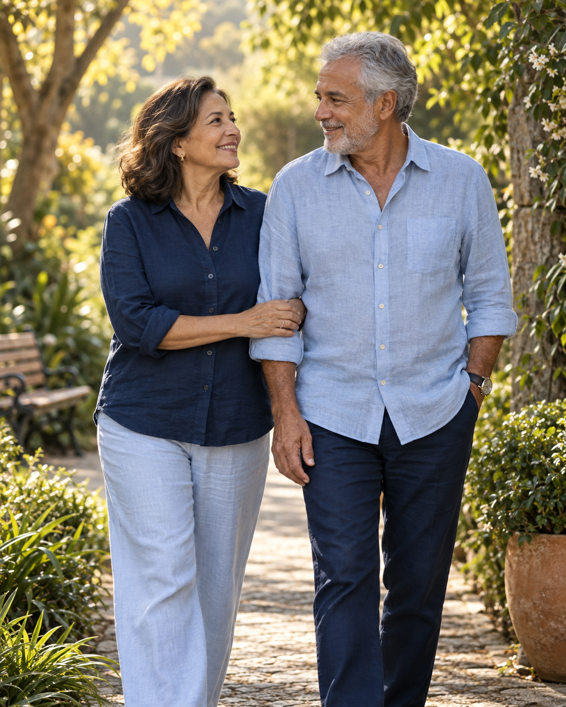 Imagem ilustrativa de um casal adulto caminhando em um jardim